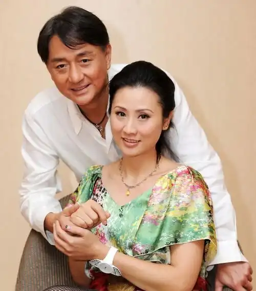 她是原配妻子,和大5岁老公恩爱23年,今59岁老公变得认不出