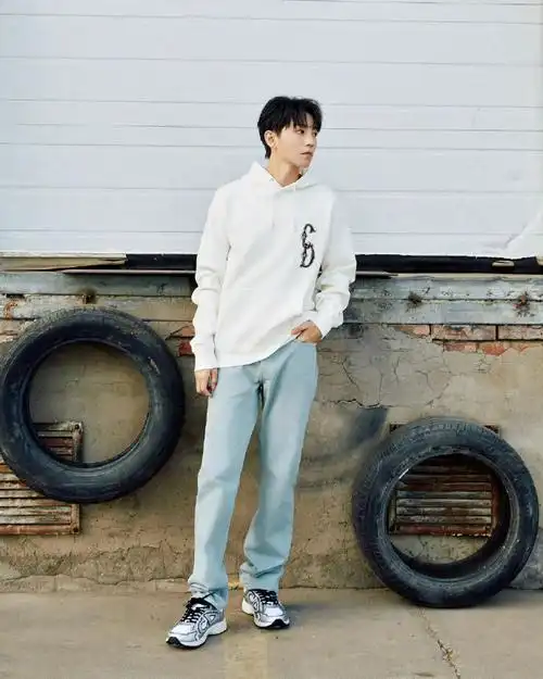 卫衣1650美金 牛仔裤1300美金 运动鞋1200美金#王俊凯 巴黎时装周