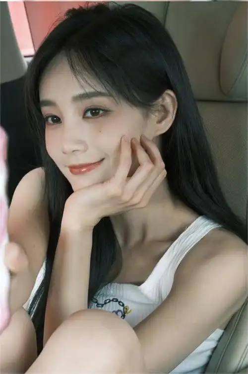 李一桐车内随拍氛围感拉满,白色背心俏皮又可爱,好甜啊姐姐!