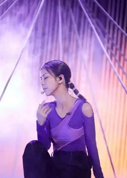 原创乐园舞台三女神挑战绳索舞