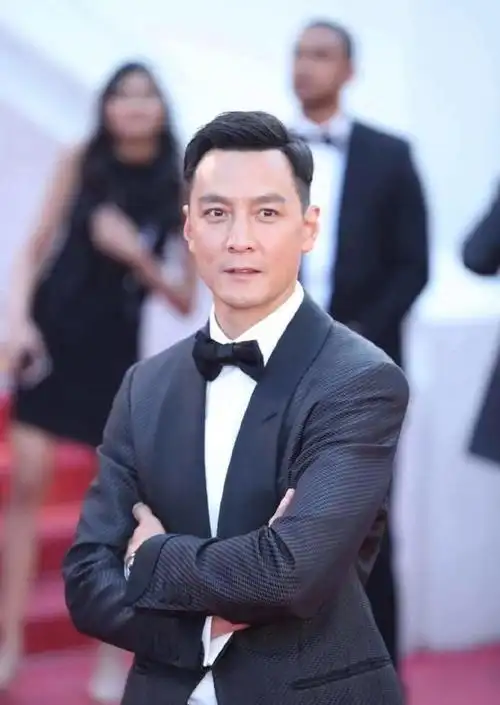 44岁宇宙级男神,吴彦祖一身黑西装帅爆戛纳红毯,一个转身太撩人_网易