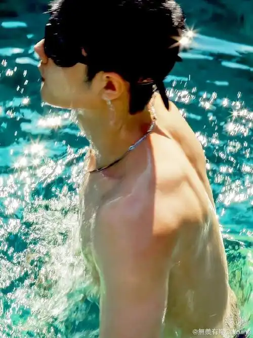波光粼粼,泳池湿身胸肌,接下来自己想…#肖战##日常见肖战