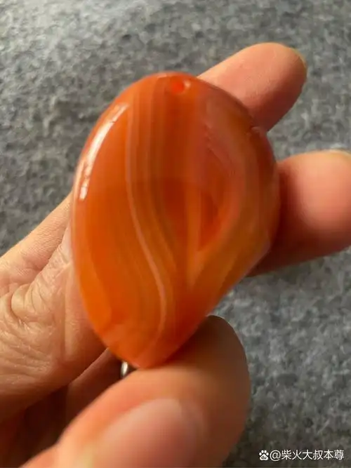 想起小时候在老家的河滩上捡到的那颗小小的玛瑙,它见证了我成长的