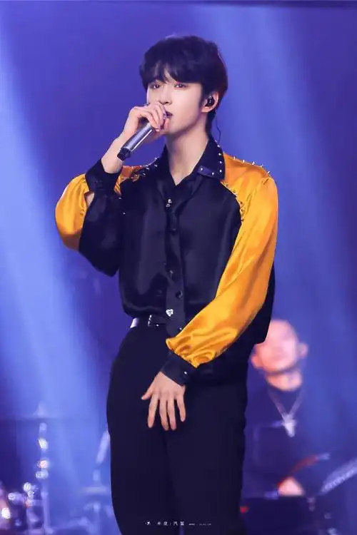 刘耀文东方卫视跨年晚会##刘耀文理想之途舞台直拍