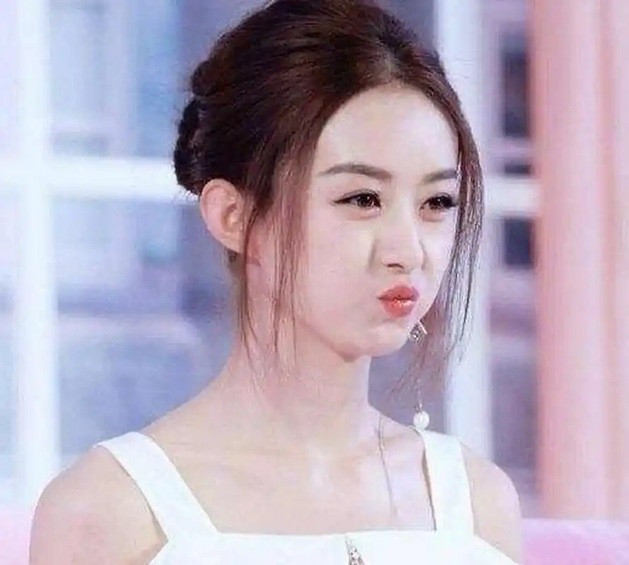 在赵丽颖19岁时,无意间报名了《雅虎搜星》比赛,青春靓丽的她获得了无