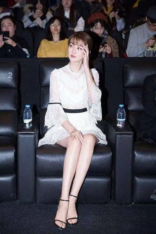 乔欣脸蛋缺陷足全靠穿搭弥补一字绑带高跟鞋贯穿所有时尚活动