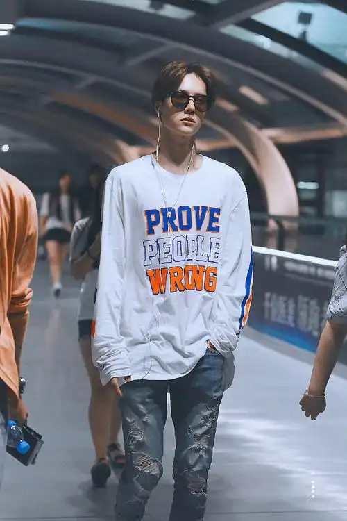 考古王一博  墨镜一戴谁也不爱～#王一博