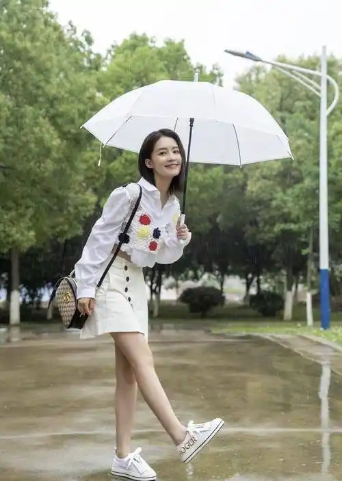 李沁夏日"炫腹装",花衬衫配不规则牛仔裙,休闲又时尚