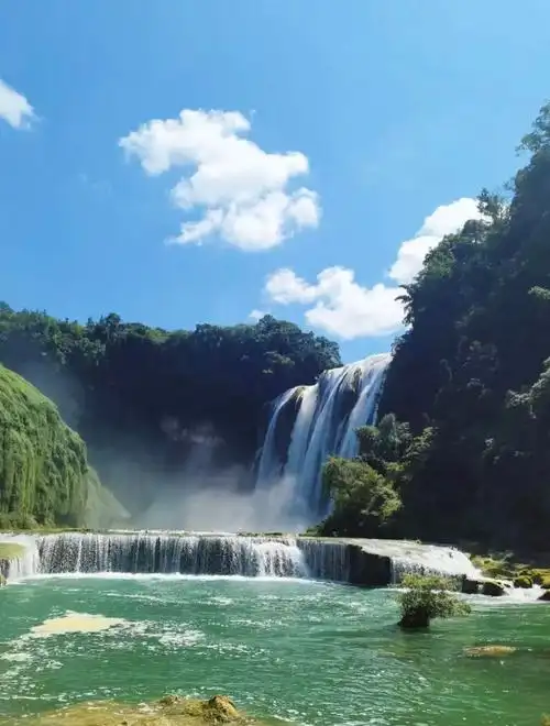 真的不得不感叹大自然的鬼斧神工,小学语文课本里的黄果树瀑布就在