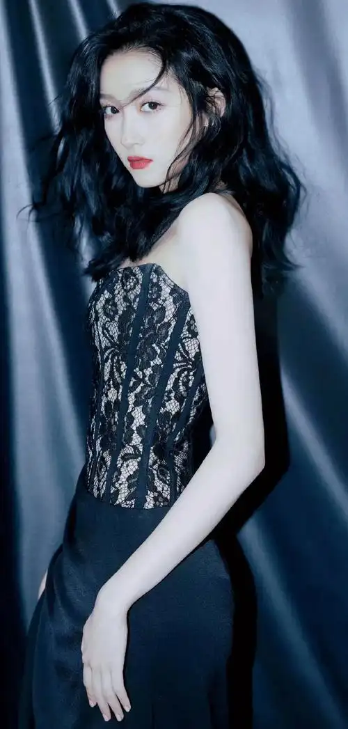 关晓彤惊艳美照一袭开衩长裙与大长腿楚楚动人