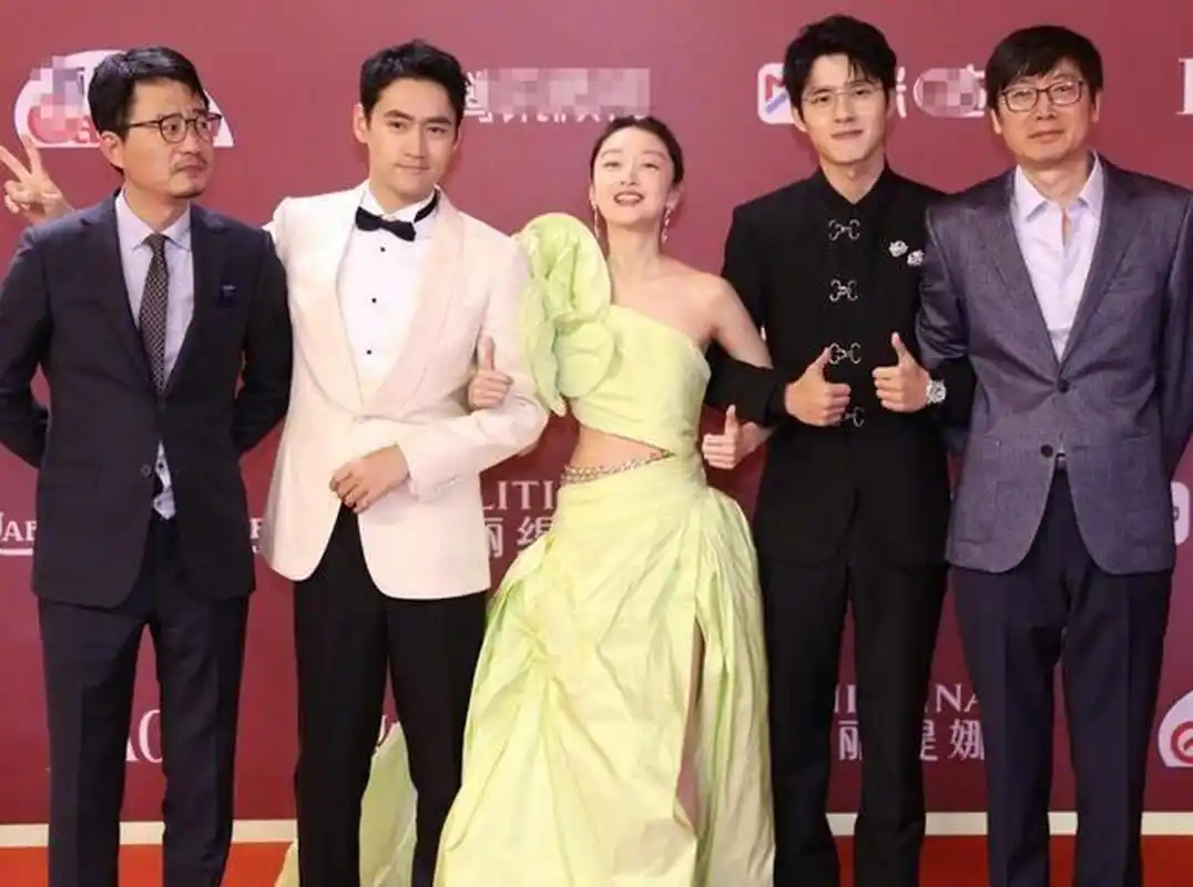 出生于河南平顶山的刘昊然,本名刘源,同时考上了本省重点初中和暴京