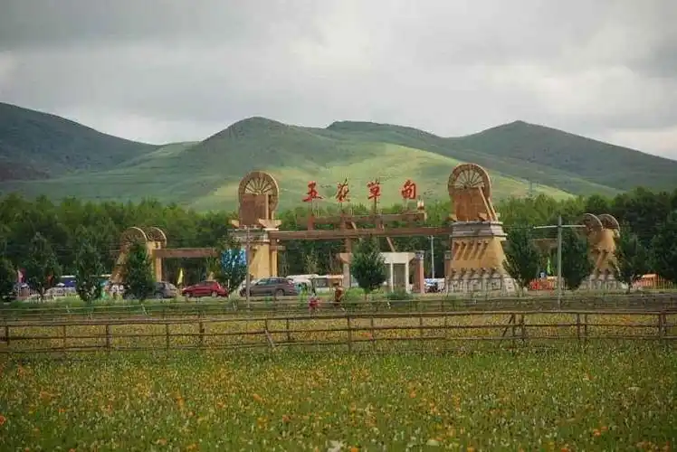 五色花草甸是迄今为止河北省保存最完好,植被覆盖率最高,最具观赏性的