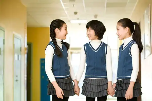 小学生在学校走廊交谈_全景网