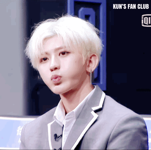 嘟着小嘴巴非常萌,想不想在鼓鼓的小脸蛋上来一口呀|蔡徐坤_新浪新闻