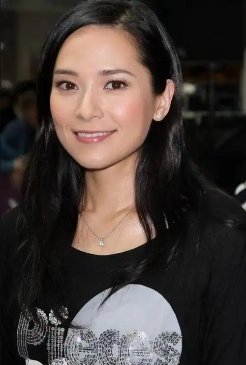 她以外是自己的朋友张家辉,于是走上前去,拍了拍对方的后背:"张家辉