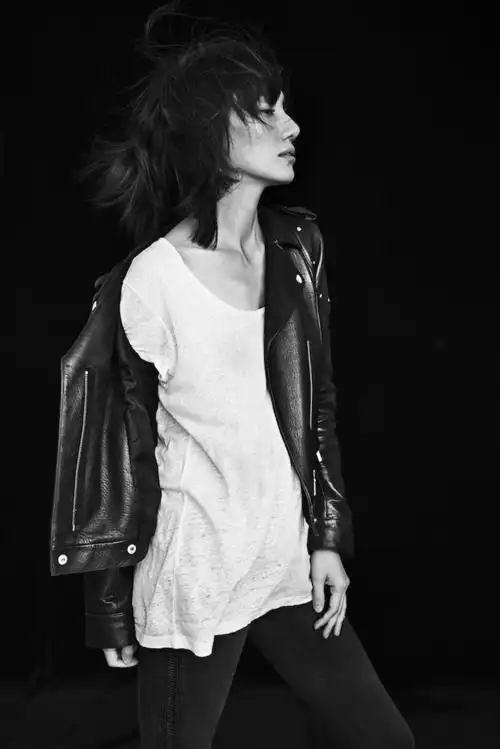 袁泉黑白大片魅力十足 《心花路放》票房夺冠