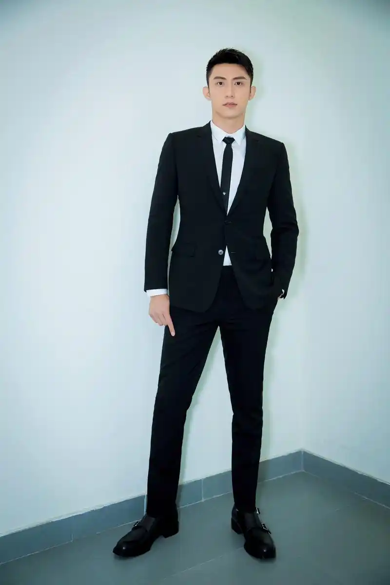 黄景瑜黑色西装亮相北京国际电影节红毯真的超帅的《红海行动》剧组