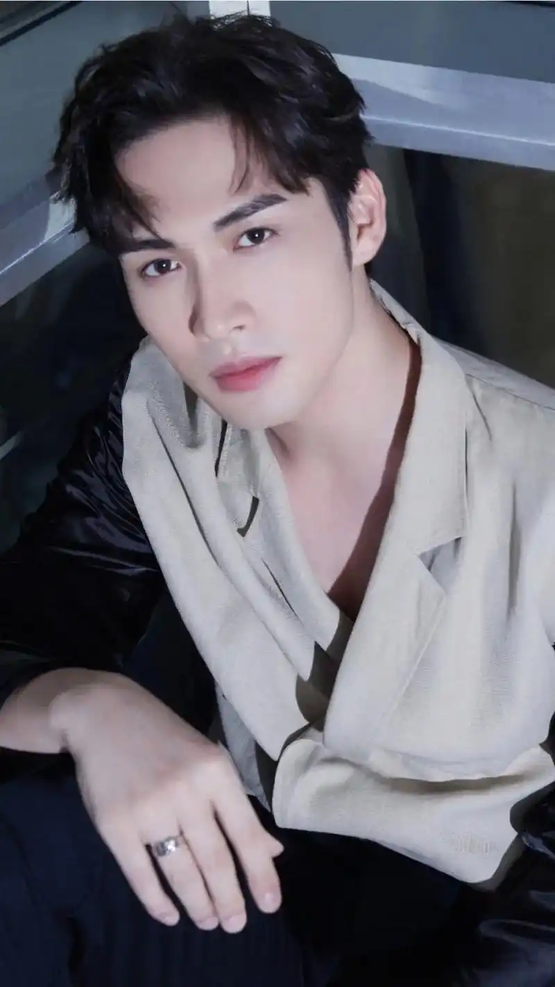 也是封面级别的好看呦~59505951516658 93#张彬彬vin