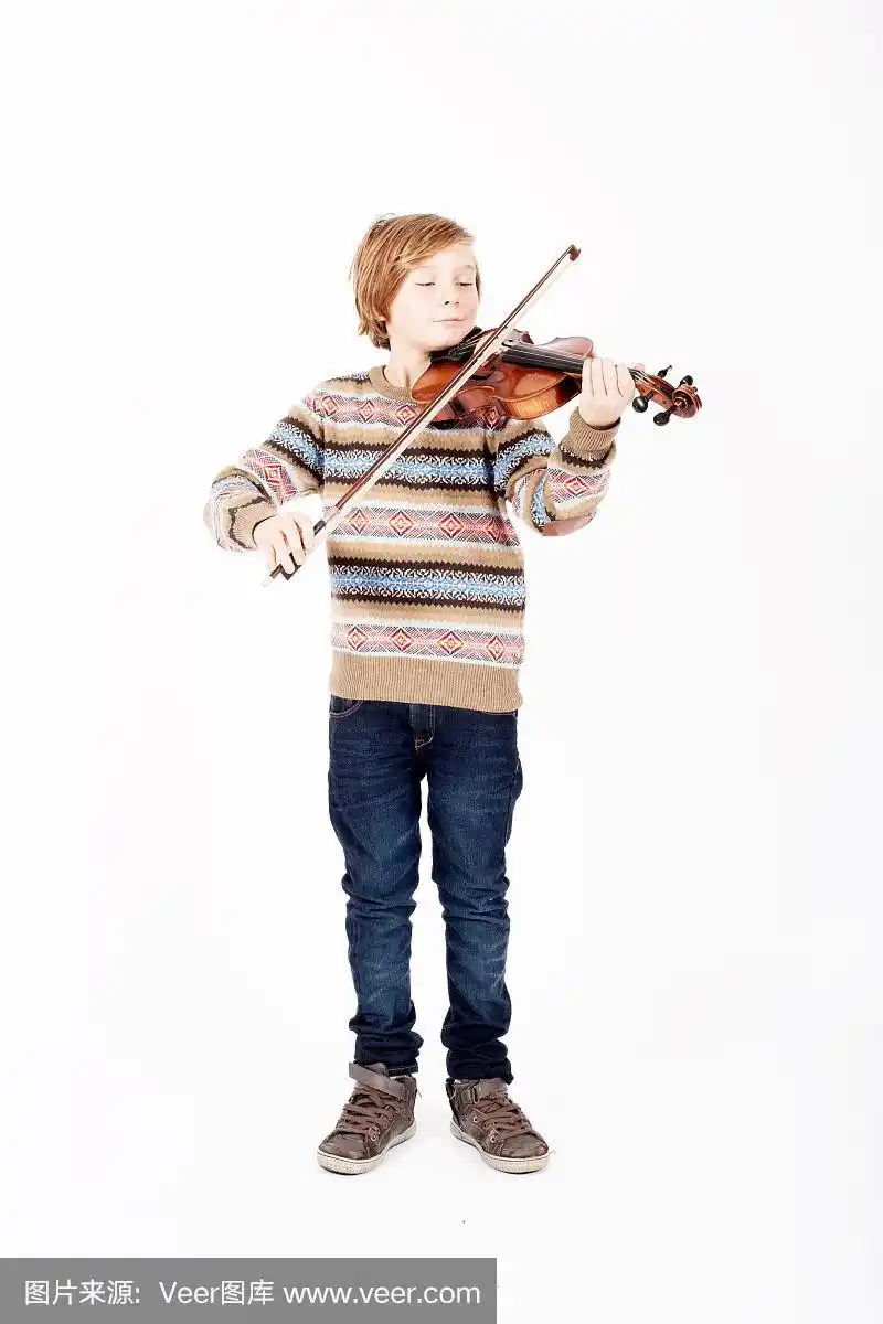 年轻的金发男孩在拉小提琴