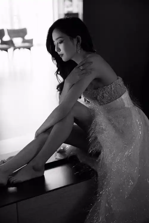 佟丽娅穿白色羽毛裙秀美腿 侧颜精致魅力足