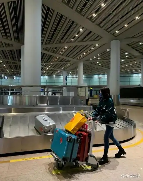 有些粉丝拍下李小冉的照片放到网上,引起了一小波讨论.