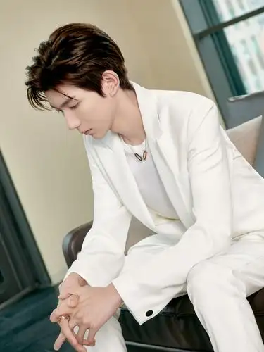 王源现身上海某活动 纯白西装造型彰显独特魅力