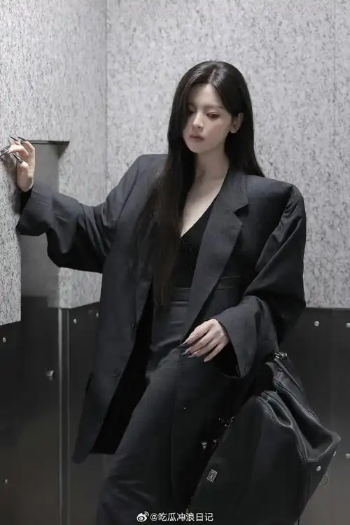 杨超越黑色猫爪美甲