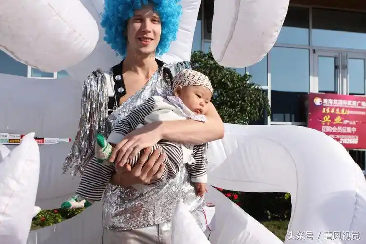 "维密天使"到三线小城成"明星",小宝宝被吓哭