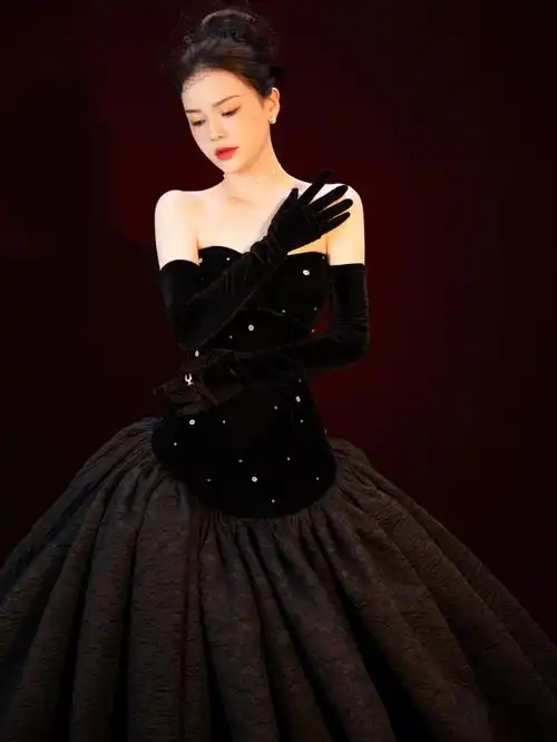 永不过时的赫本风黑色礼服内卷巅峰