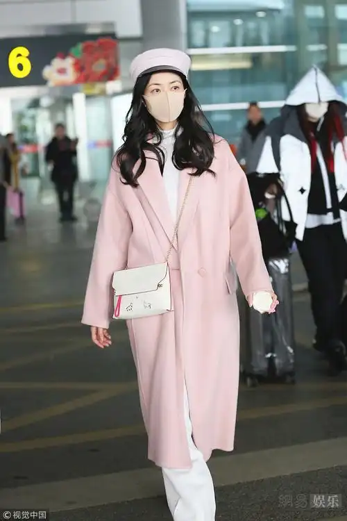 高颜值小姐姐36岁韩雪穿粉大衣低头疾走