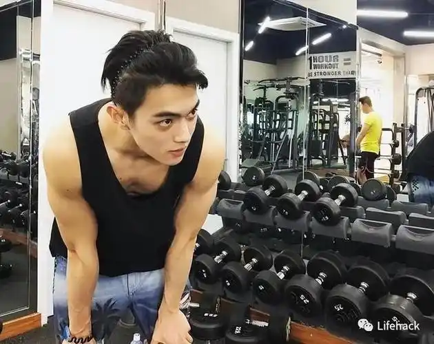 许凯就一直坚持健身的习惯从做模特时开始顺利晋升国民老公行列当时不