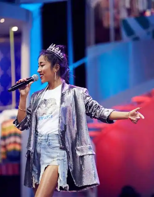 吉克隽逸穿真空西装出活动,162身高变172气场_版型_款式_魅力