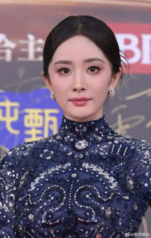 杨幂穿修身星光晚礼服