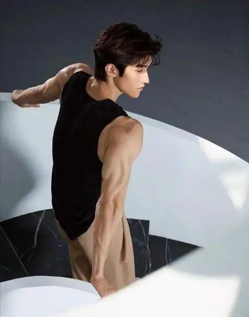 从娱乐明星变身健身博主!肌肉身的"王力宏",男友力十足