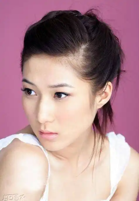 为了照顾她,导演将剧组都搬到她家门口,却无人敢说她耍大牌_钟嘉欣_剧