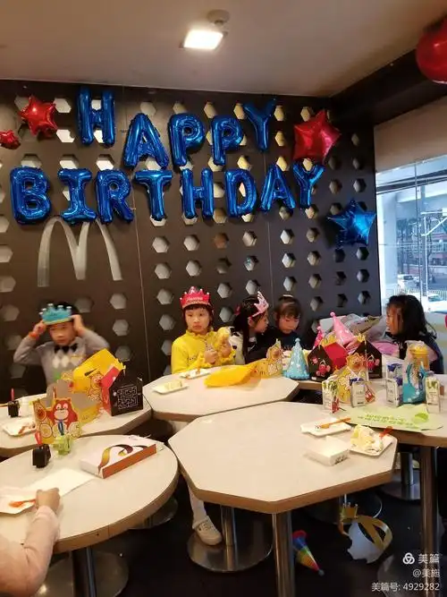 今年芷琪8岁梓睿6岁在万国麦当劳做生日祝生日快乐2019.12.29.