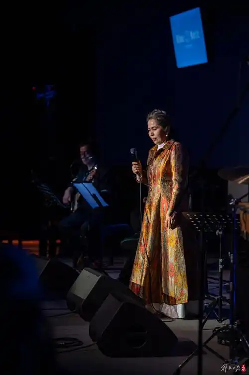 赛努拜尔说,用本民族语言写出来的歌曲固然优美,但是作为少数民族的