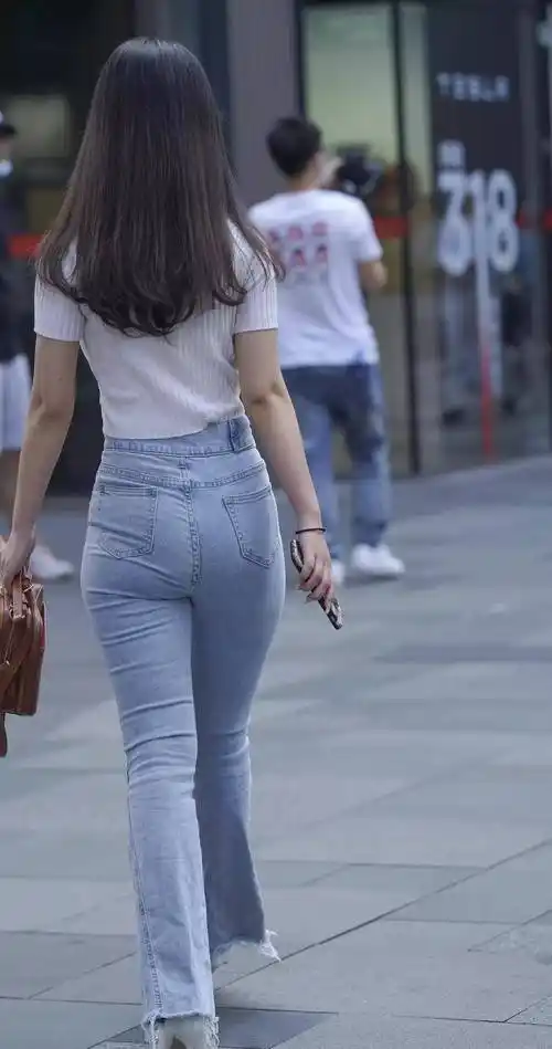 经典与休闲的完美结合:白色针织t恤 紧身牛仔裤_时尚_女性_整体