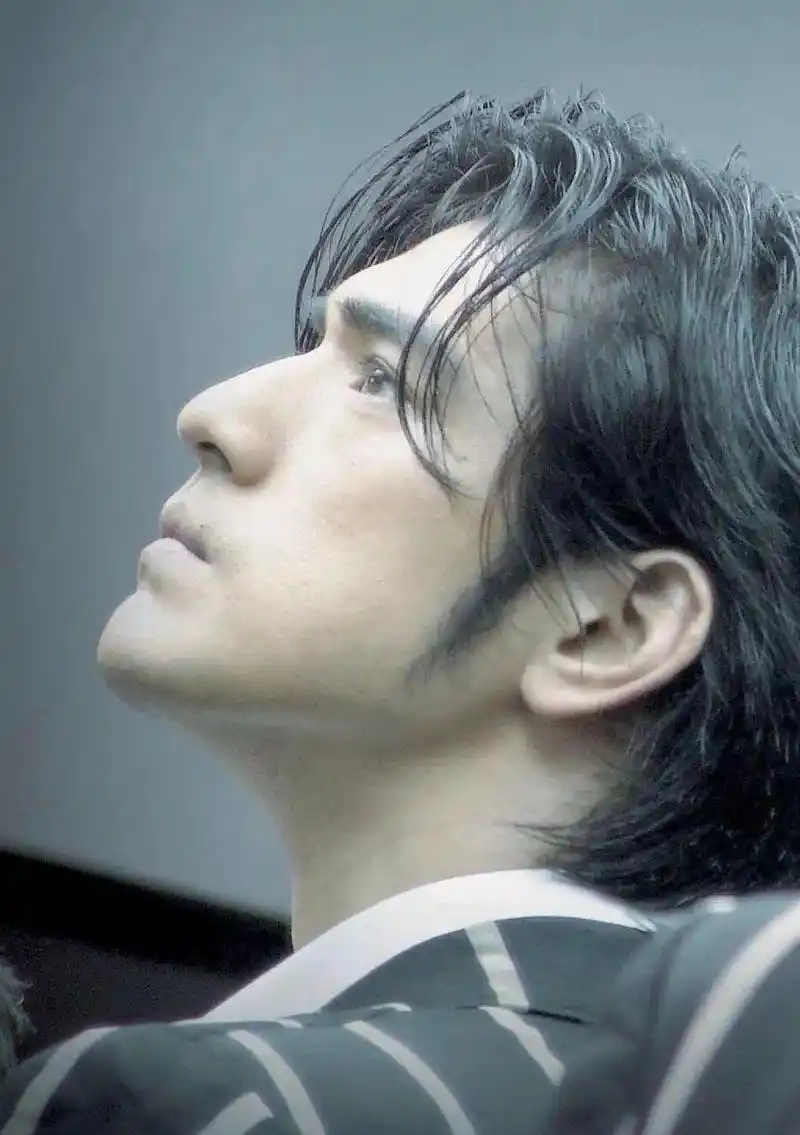 看了金城武这些偏爱的"细节",才明白他对周迅,真是用心良苦