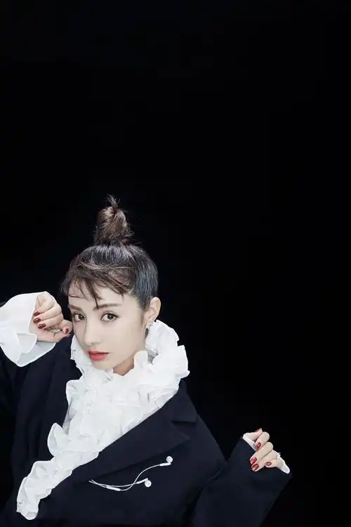 简介:麦迪娜甜美干练时尚写真图片,分享一组麦迪娜图片给大家,图中的