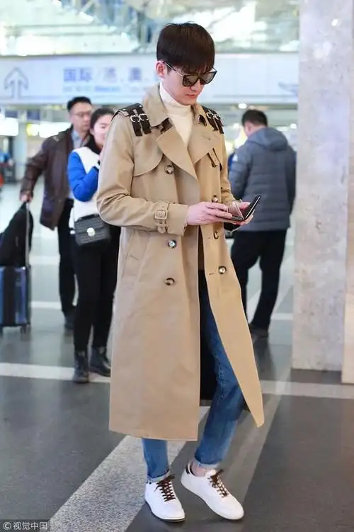 张翰现身机场低头玩手机.  图片来源:alo/视觉中国