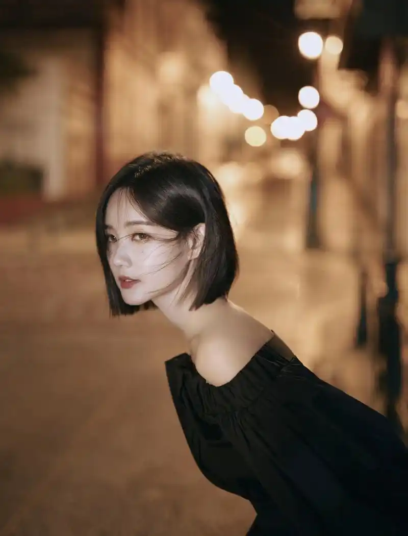 李一桐短发黑色连衣裙优雅写真