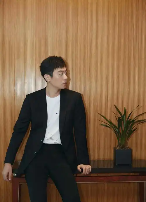 朱亚文黑色西装低调彰显迷人魅力 多部作品即将上线_凤凰网娱乐_凤凰