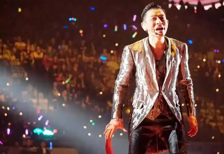 刘德华失声痛哭现场中止演唱会57岁的他凭什么能火37年4