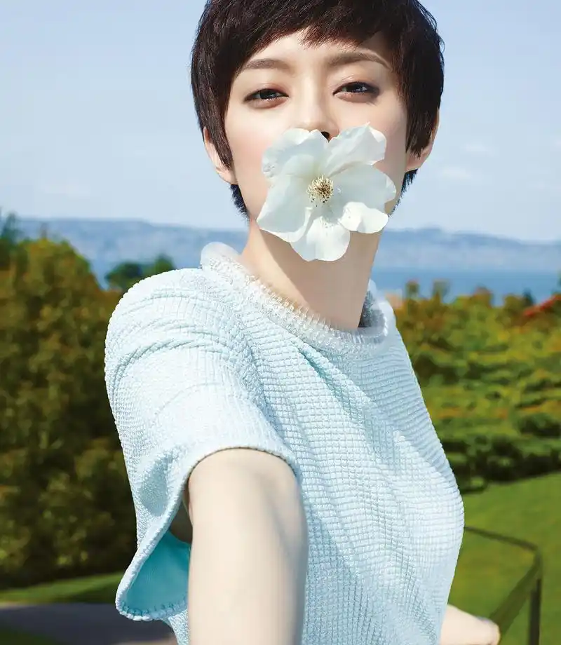 孙俪现身香港!大热天凉鞋配长袜打扮独特,姨奶奶胡慧中定居当地