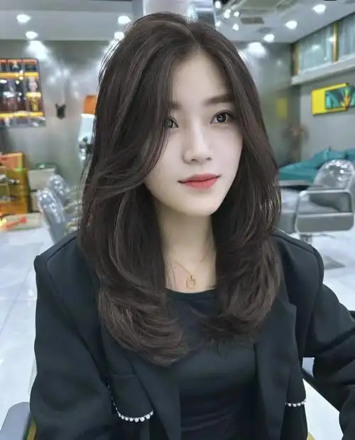 2 注意发型的层次感锁骨发的魅力之一在于其层次感的设计.