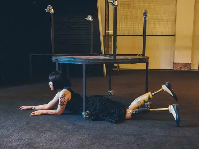 截肢少女如何成为艺术家身体早有答案