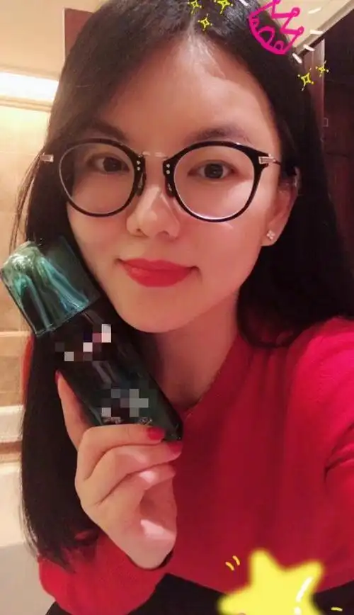 李湘晒自拍胶原蛋白满满尖下巴抢镜