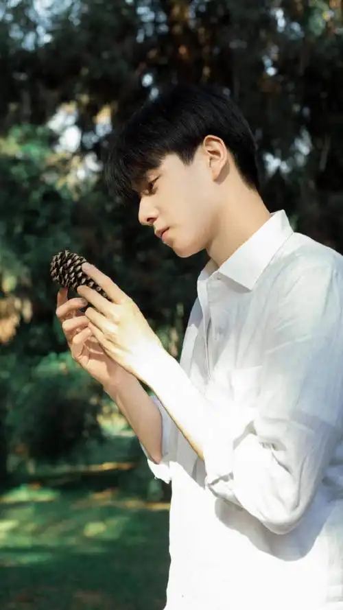 小鲜肉胡一天时尚休闲清新迷人写真