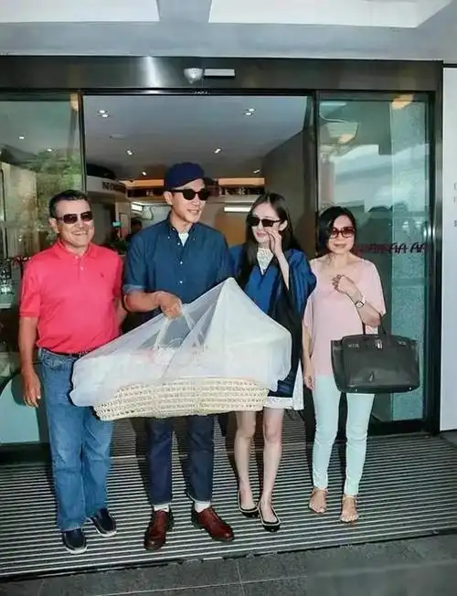 可是如果说到怀孕生娃,很多人都会想到杨幂,因为她怀孕的时候一直在